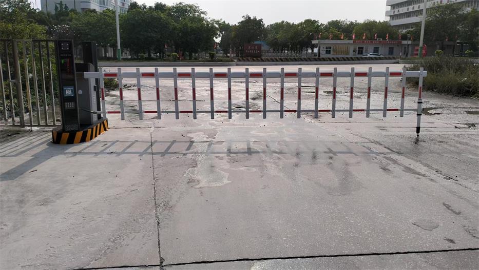 湛江伸縮門(mén)安裝實(shí)例